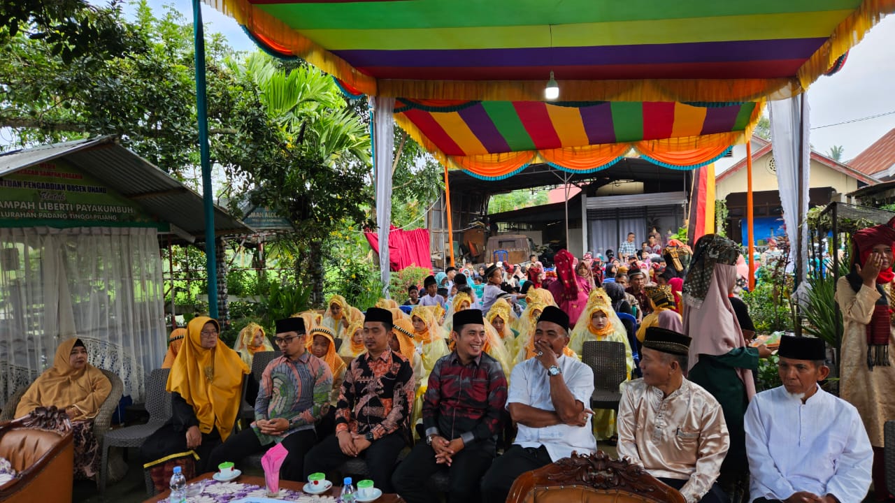 Suasana pembukaan Khatam Al-Quran perdana di TPQ Masjid Hidayah Yayasan Rumah Mengaji Masyhur Kelurahan Padang Tinggi Piliang, Kecamatan Payakumbuh Barat,  Sabtu (23/12/2023). 